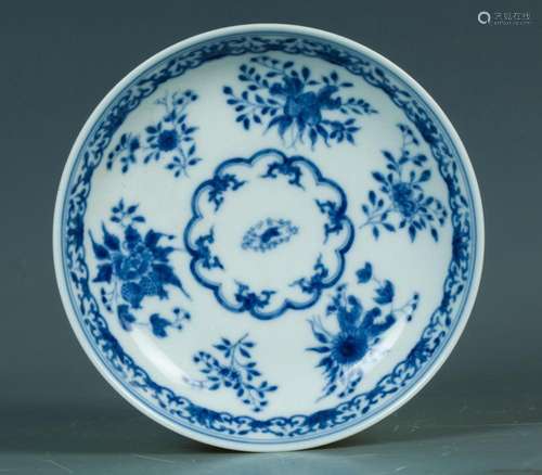 QING DYNASTY: A BLUE AND WHITE PORCELAIN PLATE.