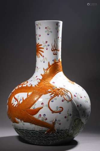 QING EMPEROR QIANLONG: A PORCELAIN VASE