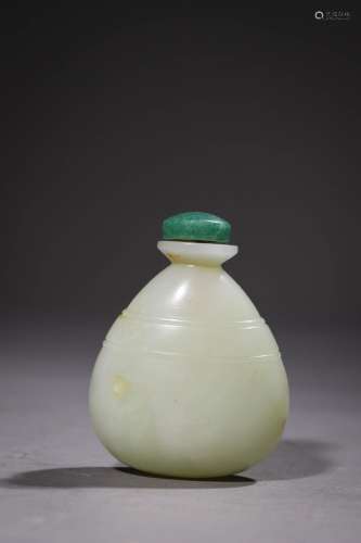 QING QIANLONG: A WHITE JADE SNUFF BOTTLE