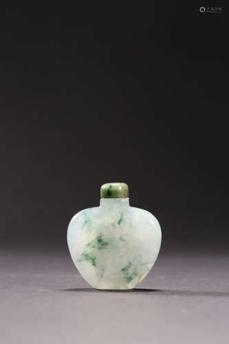 QING DYNASTY: A JADEITE JADE SNUFF BOTTLE