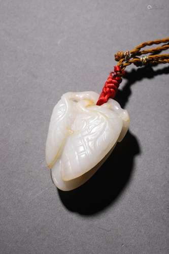 QING QIANLONG: A CARVED JADE LYCHEE PENDANT