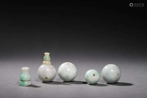 A SET OF NEPHRITE JADE BEADS