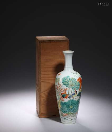 QING KANGXI: A WUCAI PORCELAIN VASE