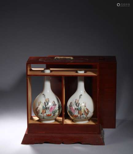 QING: A PAIR OF PORCELAIN VASES