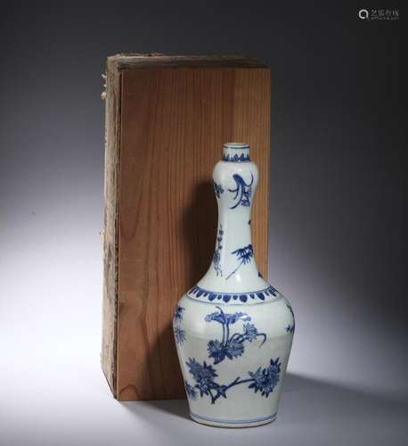 QING: A BLUE & WHITE PORCELAIN VASE