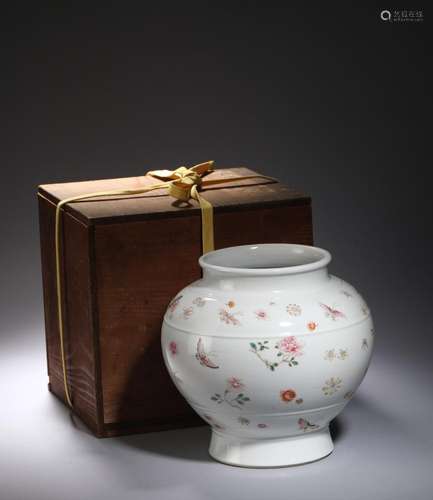 QING: A FENCAI PORCELAIN JAR