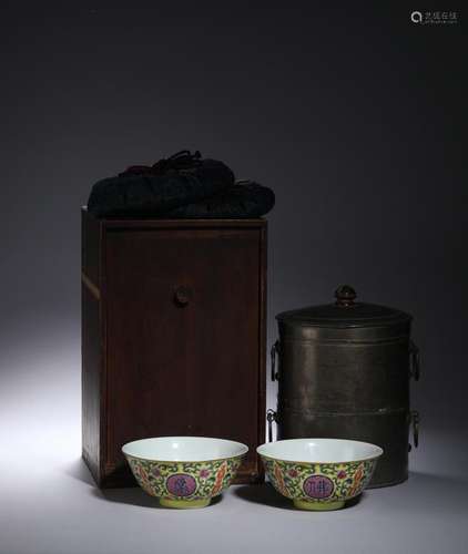 QING QIANLONG: A PAIR OF FAMILLE JAUNE PORCELAIN BOWLS