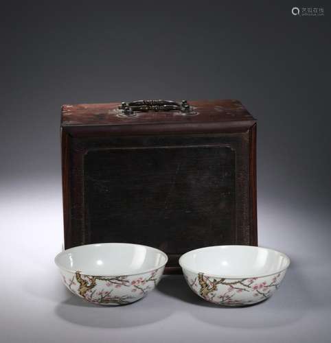 QING YONGZHENG: A PAIR OF PORCELAIN BOWLS