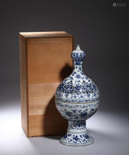 MING XUANDE: A BLUE & WHITE PORCELAIN INCENSE DIFFUSER