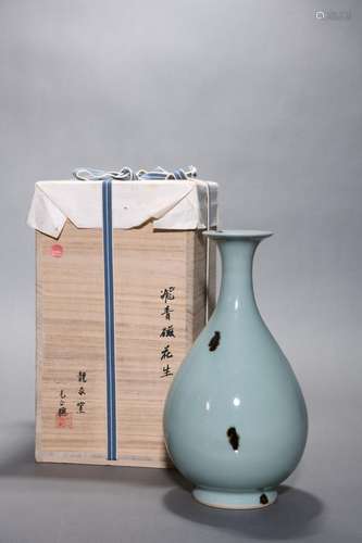 MASTER MAO ZHENGCONG: A LONGQUAN KILN BOTTLE