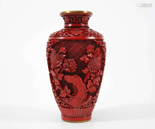 清 剔紅花卉紋瓶