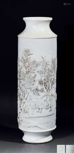 1904年 王炳荣瓷雕通景山水人物筒瓶