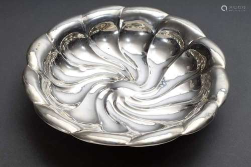 Flower-shaped bowl with curved fe