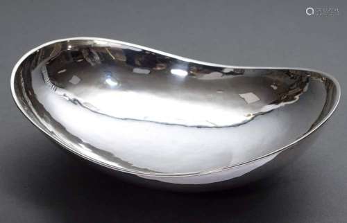 Modern oval bowl with martellated