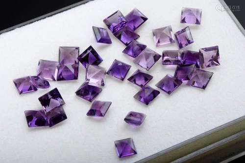 32 Carreé-cut amethysts, total ap