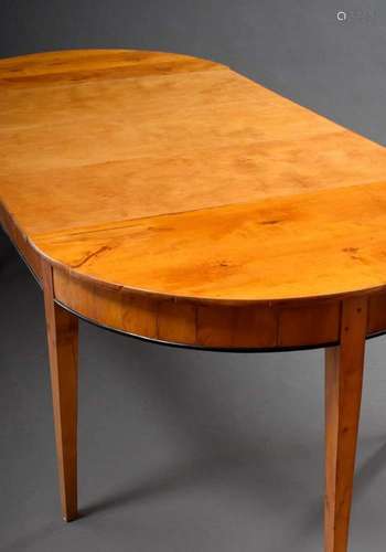 Biedermeier extending table in a