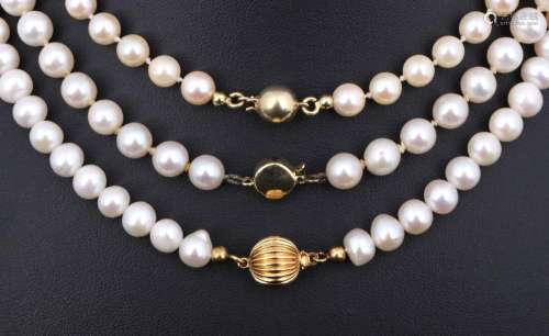 3 pearl necklace with 375/585 gold locks, Perlenketten mit 3...