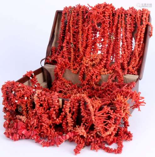 Coral necklaces ca. 1.6 kg, Konvolut Korallenketten,