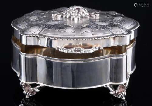 Italy 800 silver lidded box with acanthus leaves, Italien Si...