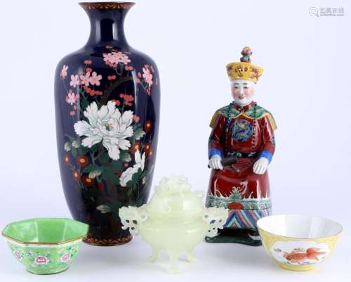 China 5-piece decorative lot, vase figure bowl and lidded ve...