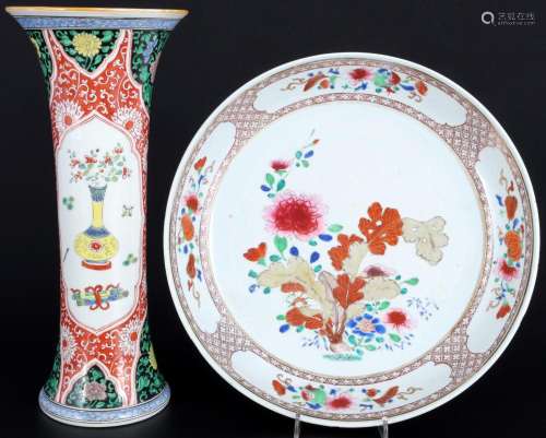 Chinese vase and bowl with floral décor, Trompetenvase und S...