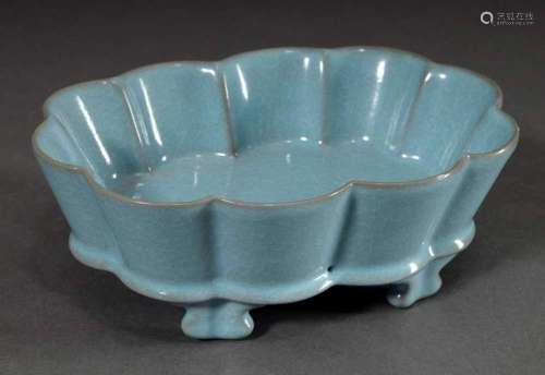 Oval-flower-shaped vessel, so-called narcissus basin on 4 sm...