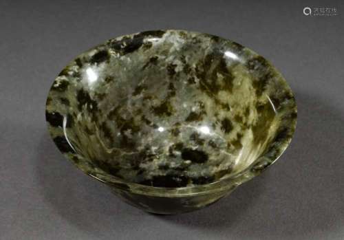 Thin-walled Chinese spinach jade bowl, h. 5.5cm, Ø 13cm