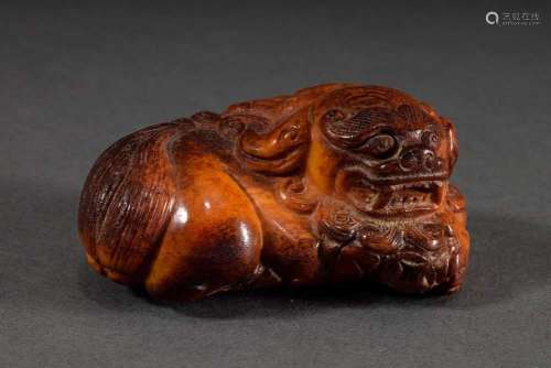 Hand flatterer "Lying Fo-Lion with Ball", carved o...