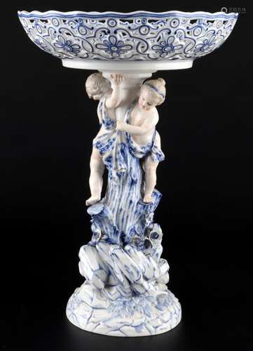 Meissen Onion Pattern large centerpiece with cherubs and flo...