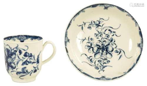 AN 18TH-CENTURY WORCESTER PORCELAIN TEA CUP AND SAUCER