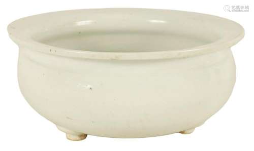 AN 18TH CENTURY CHINESE TERRACOTTA SLIP GLAZED FOOTED BOWL
