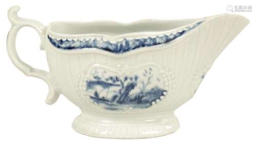 AN 18TH CENTURY WORCESTER PORCELAIN SAUCE BOAT