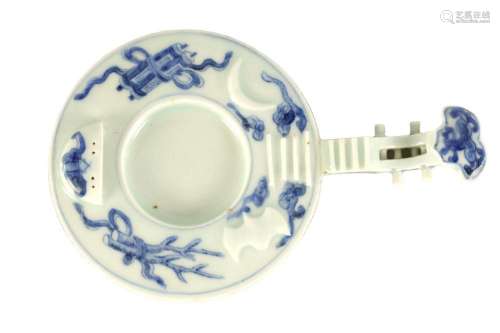 A 19TH CENTURY CHINESE BLUE AND WHITE PORCELAIN BRUSH / PEN ...