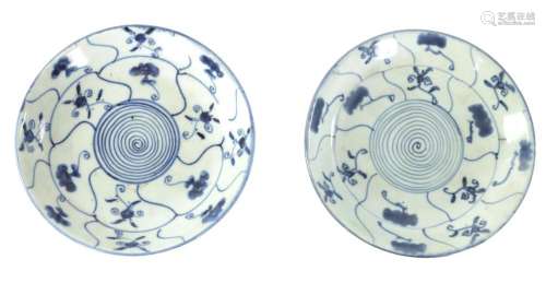 A PAIR OF CHINESE BLUE AND WHITE DISHES