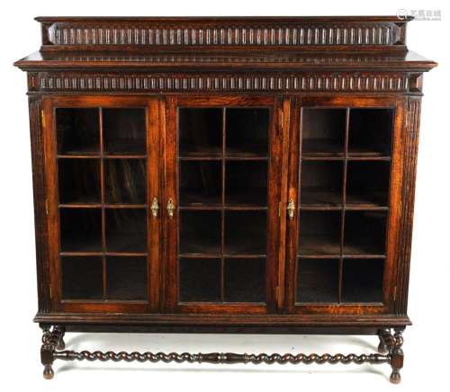 AN EARLY 20TH CENTURY OAK DISPLAY CABINET