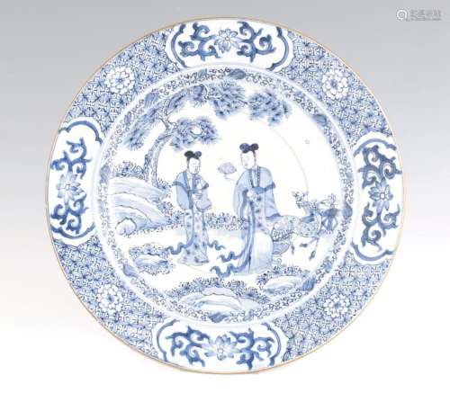 AN 18TH CENTURY CHINESE BLUE AND WHITE CHARGER