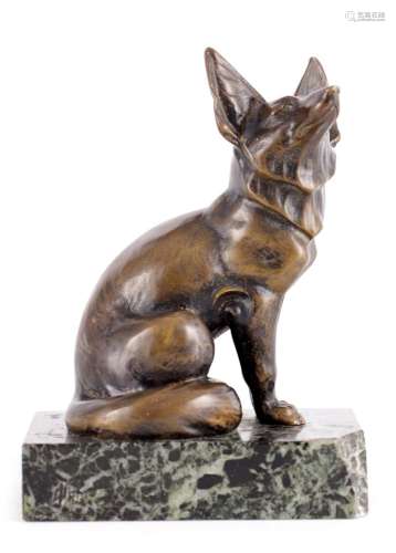 AN EARLY 20TH CENTURY VIENNESE PATINATED BRONZE SCULPTURE