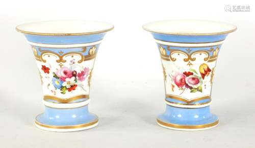 A PAIR OF EARLY 19TH CENTURY SPODE TYPE SPILL VASES