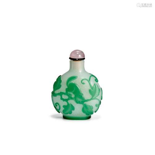 A GREEN OVERLAY ON 'SNOWFLAKE' GLASS SNUFF BOTTLE Im...