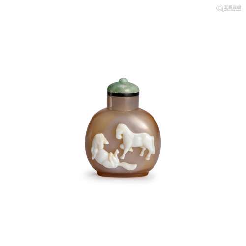 A CARVED BROWN AND WHITE AGATE SNUFF BOTTLE 1750-1860