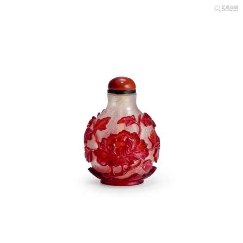A RUBY-RED OVERLAY ON 'SNOWFLAKE' GLASS SNUFF BOTTLE...