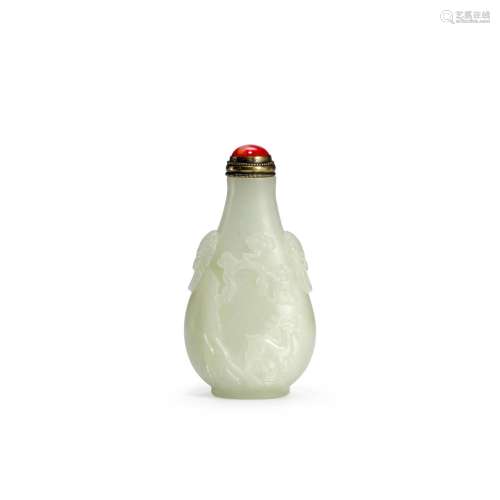 A CARVED WHITE JADE SNUFF BOTTLE 1750-1820