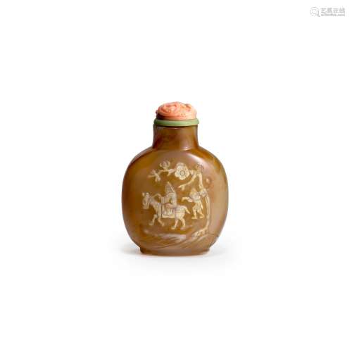 A CARVED BROWN AND WHITE BANDED AGATE SNUFF BOTTLE 1750-1860