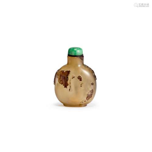 A CARVED AGATE SNUFF BOTTLE 1750-1860
