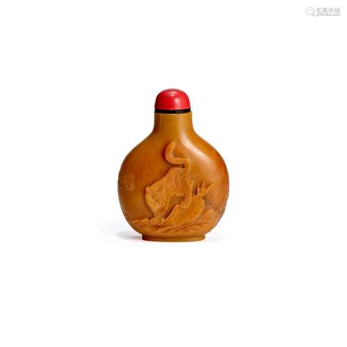 A 'PROWLING TIGER' SOAPSTONE SNUFF BOTTLE 1750-1850