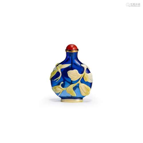 A YELLOW OVERLAY ON BLUE GLASS SNUFF BOTTLE 1750-1800