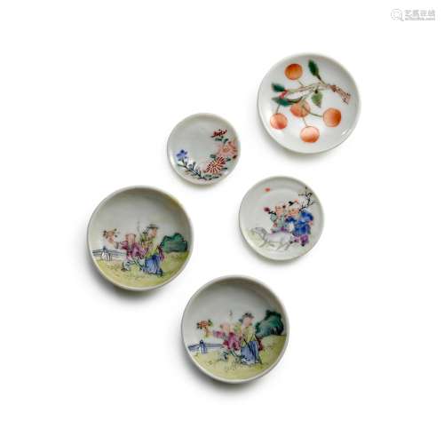 FIVE CIRCULAR ENAMELED PORCELAIN SNUFF DISHES 19th century
