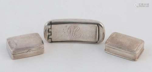 An antique sterling silver snuff box and two sterling silver...