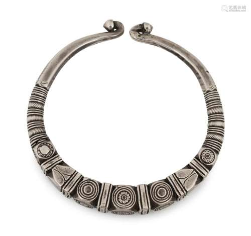 An antique Indian tribal silver torque neckring (hussli), bo...