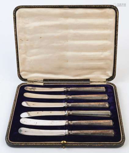 Boxed set of six silver handled fruit knives, early 20th cen...